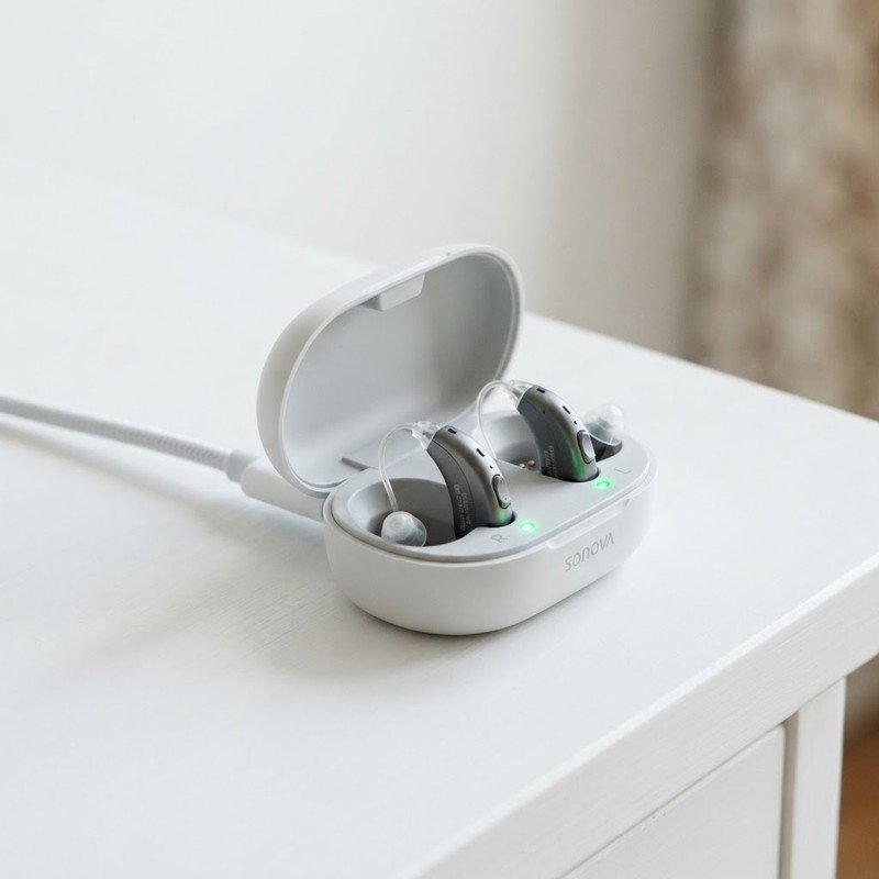 Rechargeable hearing aids with charging case